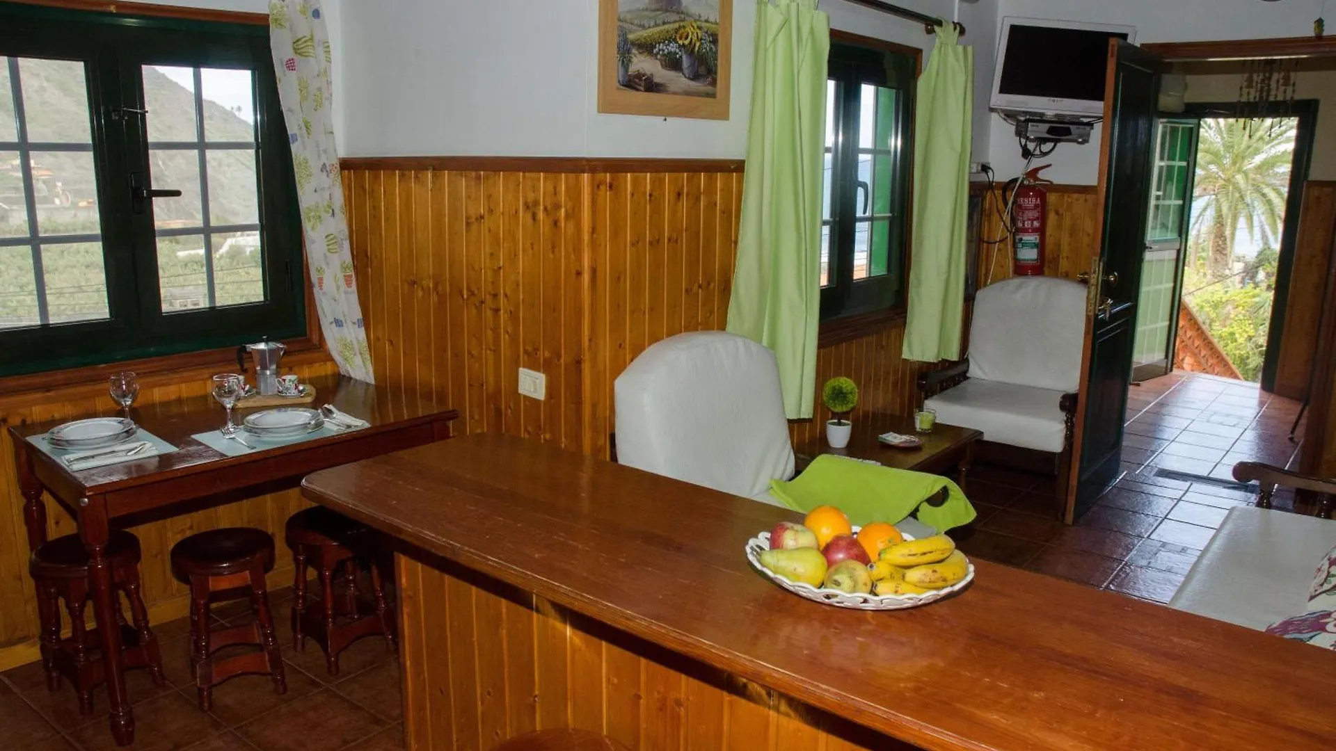 Ferienhaus In Hermigua Mit Moeblierter Terrasse Holiday home