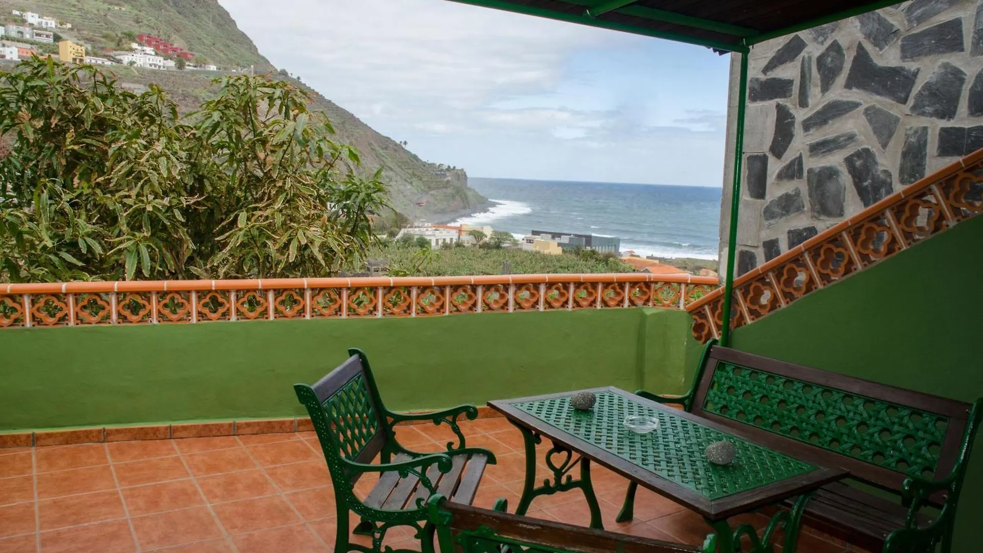 Ferienhaus In Hermigua Mit Moeblierter Terrasse